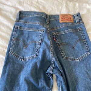 Dark wash wedgie straight Levi jeans size 26 never worn!